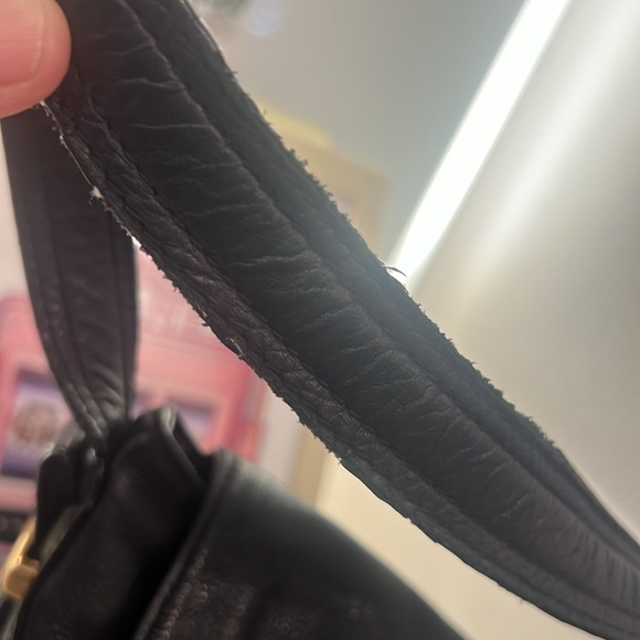 B Makowsky purse 100% Genuine leather very soft - black and gold hardware - Picture 9 of 13